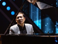 “Táo kinh tế” Quang Thắng tự đệm piano khoe giọng hát ngọt ngào