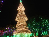 Độc đáo cây thông Noel làm từ hơn 2.000 chiếc nón lá