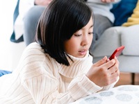 Điện thoại thông minh tác động tiêu cực tới thể chất của trẻ em Nhật Bản