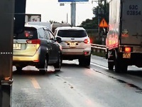 Bát nháo giao thông trên cao tốc TP.HCM - Trung Lương