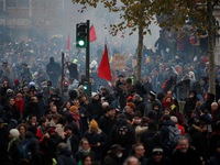 Giao thông tê liệt tại Pháp vì đình công phản đối cải cách lương hưu