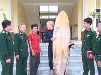 Ngư dân Bình Định cứu  01 người nước ngoài gặp nạn trên biển khi lướt ván