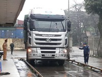 Xe quá tải 'lọt' từ cao tốc Nội Bài - Lào Cai xuống tỉnh lộ 151