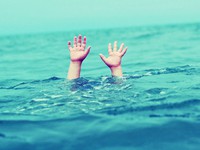 Bình Phước: Đi tắm hồ bơi, bé trai 6 tuổi bị đuối nước