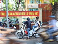 Hà Nội: Nhiều học sinh đi xe máy, xe điện không đội mũ bảo hiểm