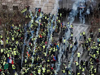 Pháp cho phép cảnh sát dùng súng bắn đạn cao su để giải tán biểu tình