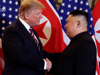 'Tổng thống Mỹ Donald Trump và Chủ tịch Triều Tiên Kim Jong-un bắt tay như đã quen nhau từ lâu'