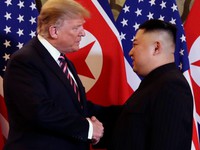Nhìn lại hai cái bắt tay lịch sử của Tổng thống Trump và Chủ tịch Kim Jong-un