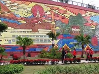 Bức tranh gốm màu khổng lồ ở Hạ Long