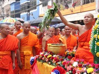 Tưng bừng lễ hội Bunpimay của người dân Lào