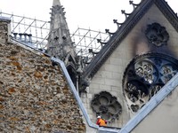 Nhà thờ Đức Bà Paris tan hoang sau vụ cháy kinh hoàng, có thể mất nhiều năm mới phục dựng xong