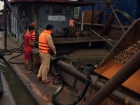 Bắt giữ 5 tàu khai thác cát trái phép trên sông Hồng