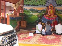Cầu may cho ô tô, xe máy - Nét văn hóa của người Lào