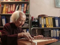 Nghệ sĩ cao tuổi nhất Việt Nam dạy nhạc dân tộc qua Internet