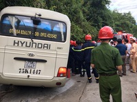 Xe khách gặp tai nạn khi đổ đèo Bạch Mã, 18 người bị thương