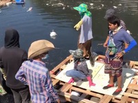Nhóm thanh niên nhặt rác làm sạch kênh ở Campuchia
