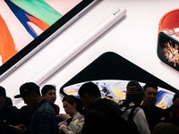 Huawei bị Mỹ 'quây', Trung Quốc có dám cấm iPhone?