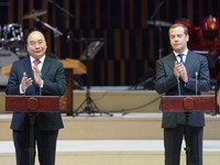 Thủ tướng Nguyễn Xuân Phúc và Thủ tướng Dmitry Medvedev dự Lễ khai mạc Năm chéo Việt - Nga