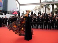Trương Thị May diện áo dài lộng lẫy trên thảm đỏ Cannes 2019