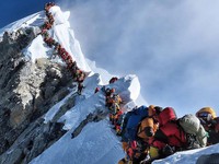 Xếp hàng chờ leo lên Everest, 2 người chết