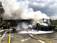 CH Czech: Xe chở tù nhân bốc cháy sau tai nạn