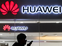 Huawei tạm gác mục tiêu trở thành hãng smartphone lớn nhất thế giới