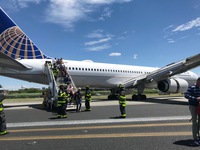 Máy bay Mỹ chở 166 hành khách trượt khỏi đường băng