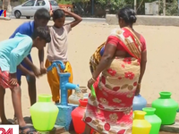 Cạn kiệt nước do nắng nóng, hàng dài người Ấn Độ xếp hàng chờ lấy nước