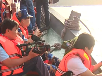 Phóng viên báo chí tham gia nhiệt tình tác nghiệp trên vùng biển Tây Nam
