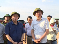 Đồng chí Vương Đình Huệ kiểm tra, động viên lực lượng tham gia chữa cháy rừng ở Hà Tĩnh