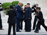 Những hình ảnh ấn tượng từ cuộc gặp lịch sử giữa Trump - Kim tại DMZ