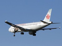 Máy bay Canada chở gần 300 hành khách hạ cánh khẩn cấp tại Mỹ
