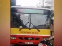 Xe bus lấn làn gây ùn tắc giao thông
