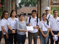 Thanh niên kiều bào thăm và tặng quà mẹ Việt Nam anh hùng tại tỉnh Quảng Nam