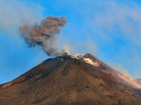 Italy và Peru ứng phó khẩn cấp trước hoạt động của núi lửa