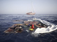 Trục vớt hàng chục thi thể trong vụ đắm tàu tại Libya