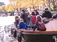 Tour du lịch câu rác thải nhựa hút khách tại Hà Lan