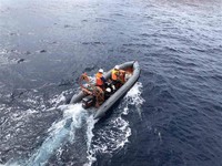 Đưa 7 ngư dân Nghệ An được cứu sống trong vụ chìm tàu vào đất liền