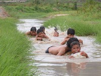 Gia Lai: 3 thanh niên “ngăn suối” mở lớp dạy bơi “dã chiến” cho trẻ em làng