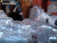 Indonesia đổi rác thải nhựa lấy vé xe bus