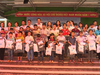Tặng học bồng cho học sinh vùng cao tỉnh Thái Nguyên trước thềm năm học mới