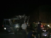 Xe khách húc đuôi xe container, 16 người bị thương