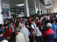 Sân bay Tân Sơn Nhất: Tắc cả trên trời lẫn dưới mặt đất