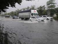 Bão số 3 gây mưa lớn, hàng loạt tuyến phố Hà Nội ngập nặng