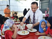 Học sinh tiểu học Malaysia được ăn sáng miễn phí từ năm 2020