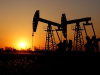 Giá dầu lao dốc do nỗi lo chiến tranh thương mại