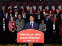 Thủ tướng Canada cam kết siết chặt kiểm soát súng đạn