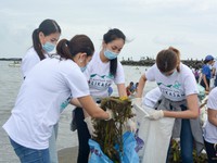 Hoa hậu Trái đất Phương Khánh cùng hàng ngàn người dân Philippines xuống biển dọn rác