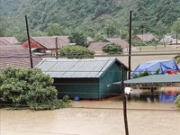 Thủ tướng Nguyễn Xuân Phúc chia sẻ khó khăn với đồng bào vùng mưa lũ