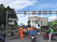 Kinh hoàng xe container gây tai nạn trên cầu vượt Sóng Thần